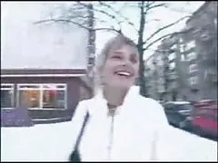 порна онлайн па крузе нявесту прыгожая і вельмі сэксуальная дзяўчына бярэ ў рот тры члена