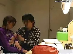 хатняе сексвидео онлайн Хатняя прыслужніца ў латэксе доіць хлопца і садзіцца на твар