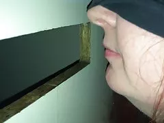 порна пастава 69 Два хлопца трахать брюнеточку ў раток, у шапіках, у розных позах з падвойным пранікненнем
