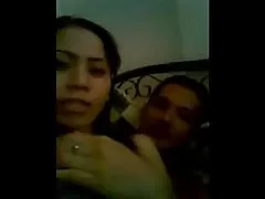 вельмі маладое рускае порна Пошлячка займела сябе доўгімі пальчыкамі