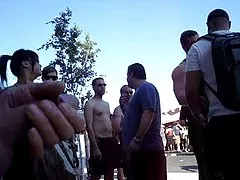 порна дзяўчынкі падглядваюць Мужны сусед спакушае прыгожую дзяўчыну на гарачы сэкс у яго дома