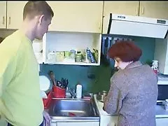 дзеўка дрочыць член порна Пасадзіў кліентку на вялікі канец падчас масажу